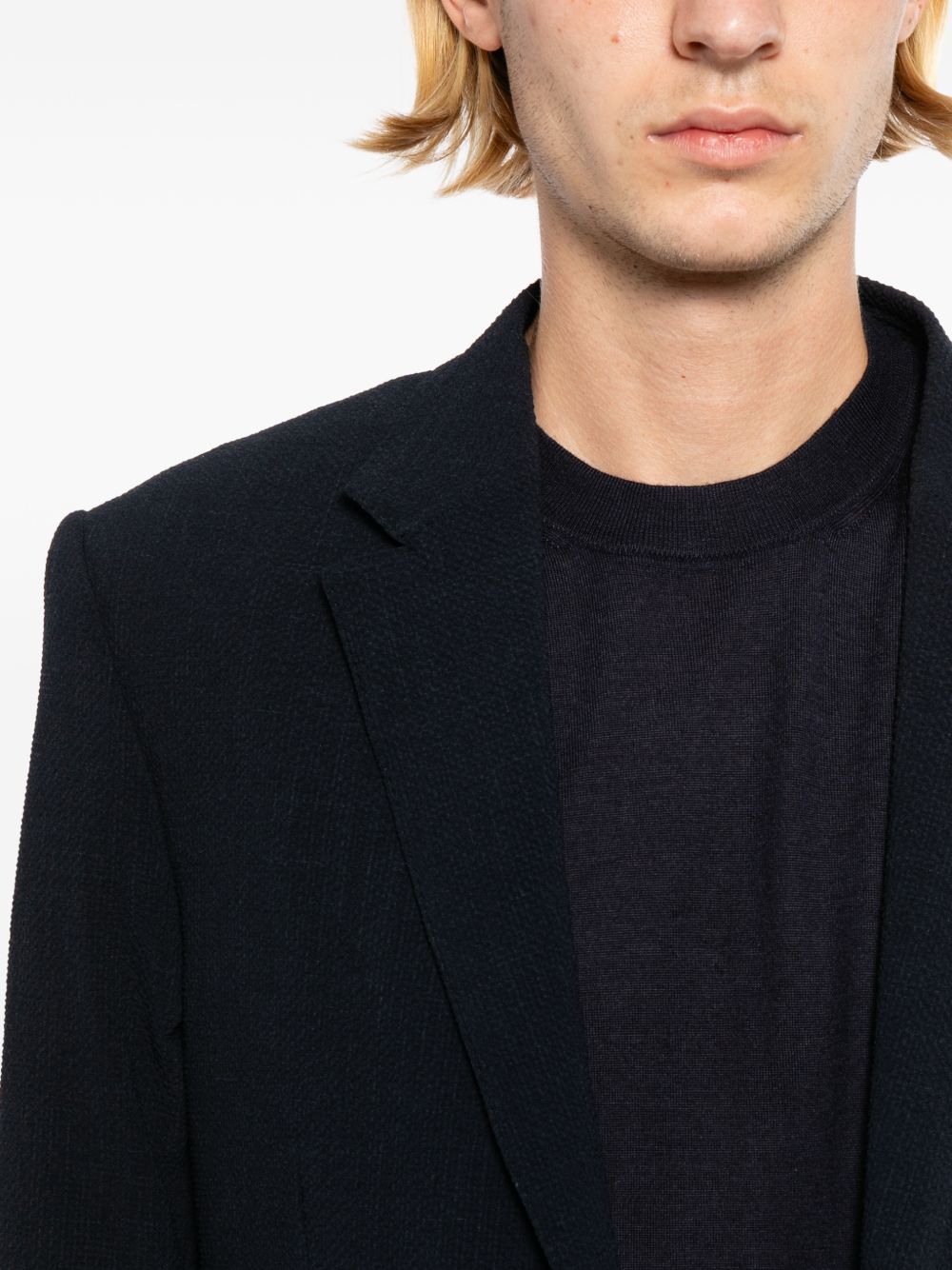 single-breasted notched-lapels suit